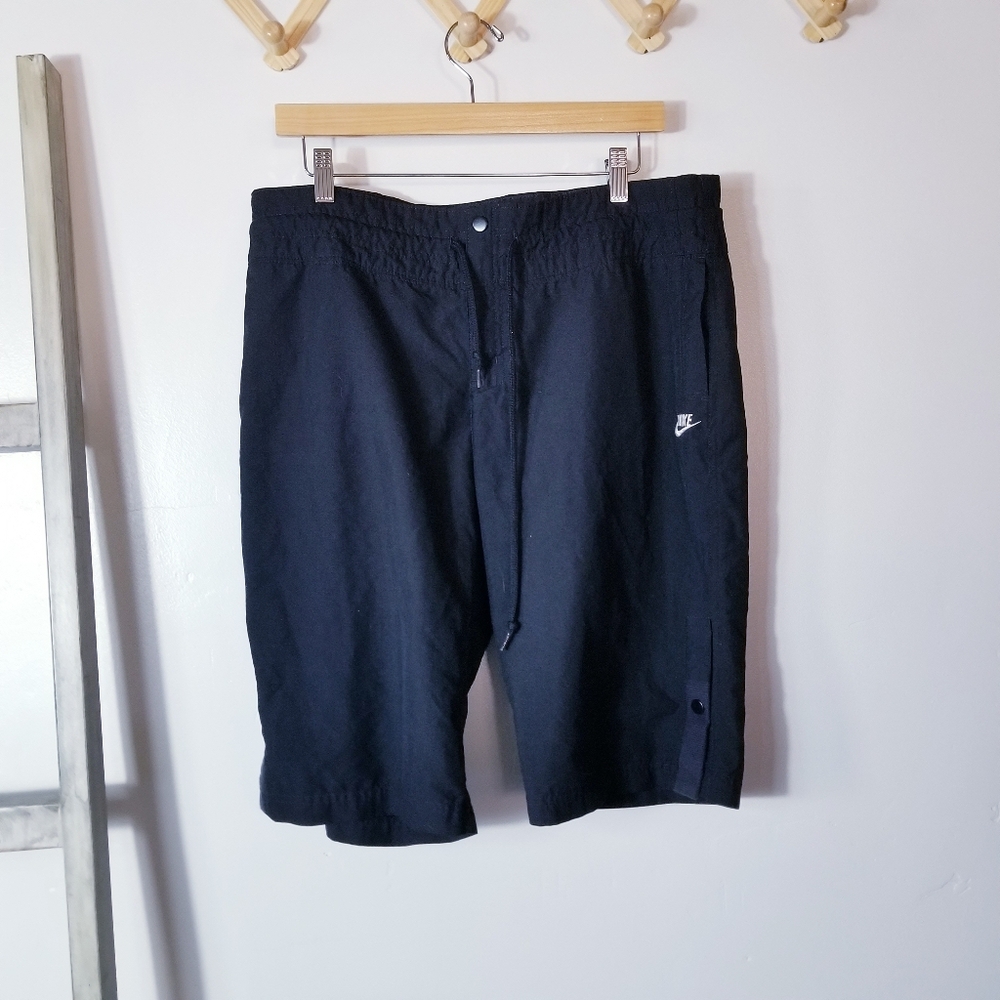 NIKE WOMEN'S SPORTSWEAR BLACK SHORTS SIZE LARGE